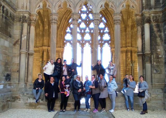 Mujeres de la Mariola que participan en un proyecto de los servicios sociales visitan la Seu Vella