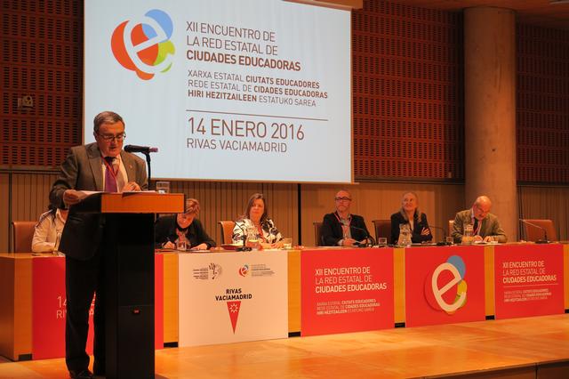 El alcalde Àngel Ros presenta la candidatura de Lleida para presidir la Red Estatal de Ciudades Educadoras y se impone a la candidatura de Sevilla, presentada por su alcalde, por 29 a 22 votos