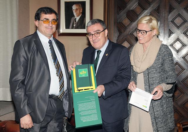 El alcalde de Lleida recibe el libro y las "semillas de la ilusión" por parte de la ONCE