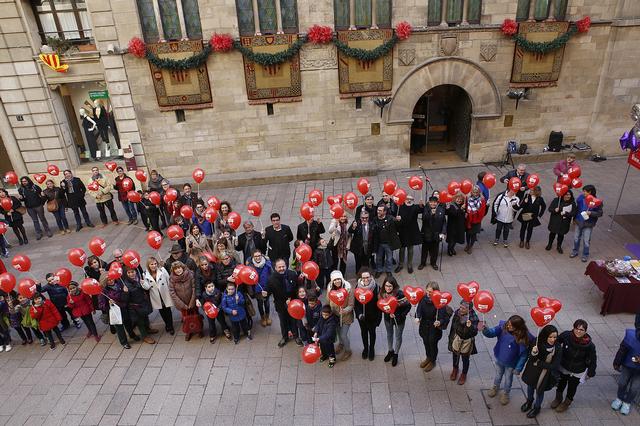 Lazo humano en la plaza de la Paeria para conmemorar el Día Mundial de Lucha contra el Sida