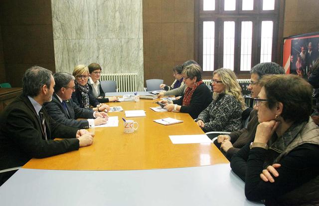 Reunión entre Àngel Ros, Josep Presseguer, Montse Mínguez y los técnicos de Bienestar Social con motivo de las reasignaciones de funciones de los regidores