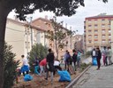 Un grupo de jóvenes escuchas cooperan en la rehabilitación de 6 pisos en Lleida