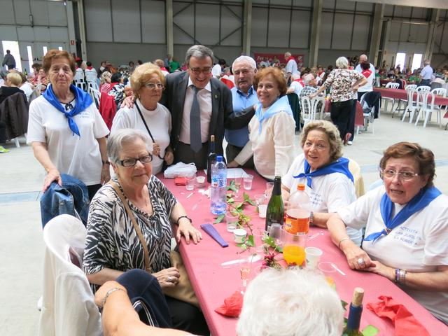 Un multitudinaria comida de hermandad cierra la fiesta de la Gent Gran de Lleida