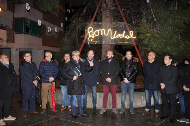 Els veïns i veïnes de la Mariola participen en l’ornamentació nadalenca del barri