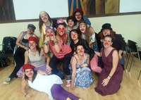 Un grupo de jóvenes aprende a hacer de clown en entornos sociales