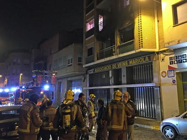 Los servicios sociales de la Paeria reallotgen cinco familias del edificio de la calle Músico Vivaldi de la Mariola, afectado por un incendio