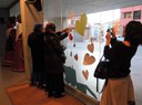 Vinilos artísticos para proyectar la personalidad de la mujer inmigrante en espacios y centros cívicos de Lleida
