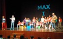 Los jóvenes y sus familias disfrutan del espectáculo teatral "Max Experience"