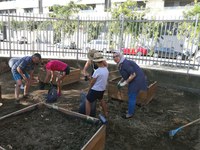 Familias de Cappont cuidan el huerto de la escuela Frederic Godàs en verano