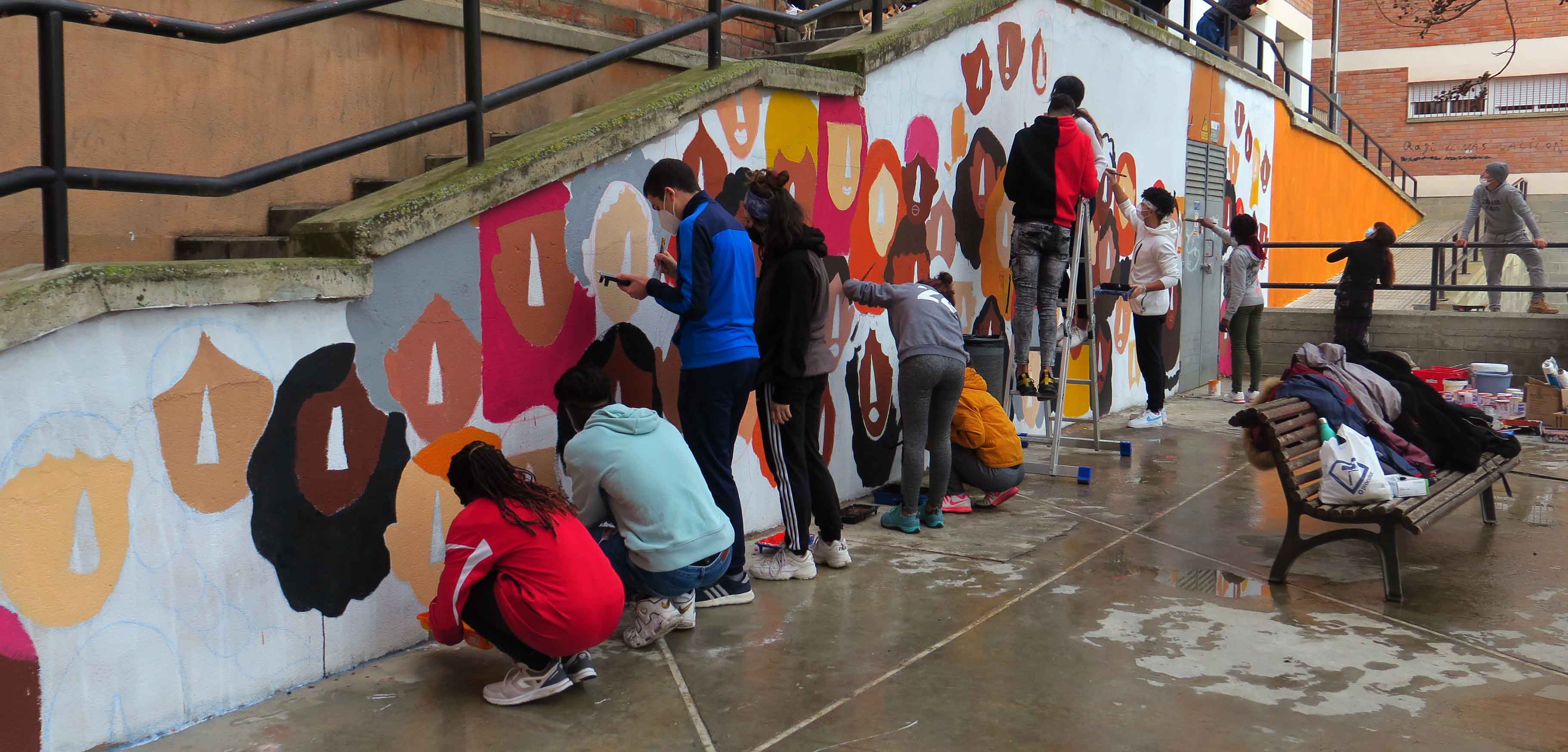 Un grupo de jóvenes pintan un mural de 49 metros cuadrados en favor de la tolerancia y el respeto a la Mariola