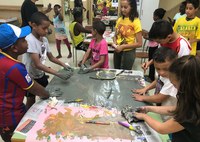 Una veintena de niños participan con sus familias en el proyecto Carta de colores que fomenta la diversidad