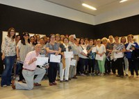 Lliurament de diplomes als 38 participants dels cursos de formació a persones cuidadores
