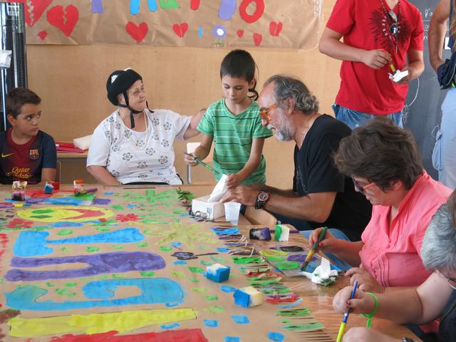 Els nois i noies d’Aspros comparteixen rialles i diversió amb els infants d’Estiu de Joc