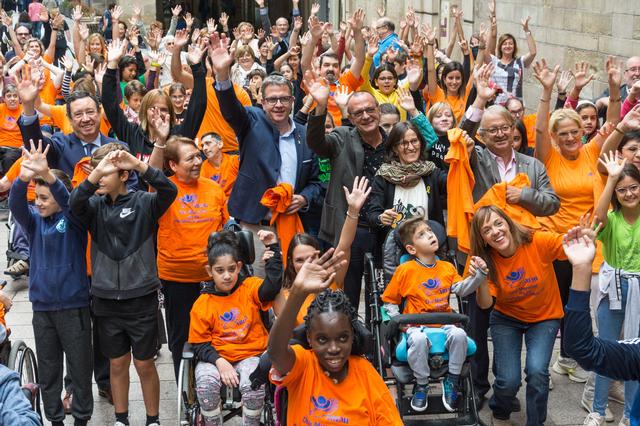 Flashmob “Jo sóc com tu” a la plaça de la Paeria per conscienciar sobre la paràlisi cerebral