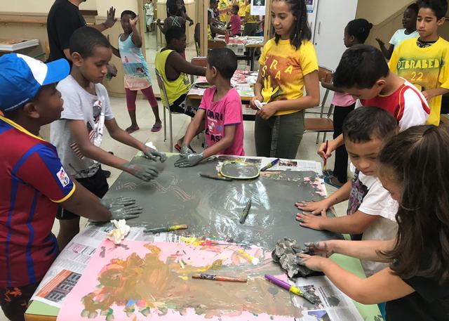 Una vintena d’infants participen amb les seves famílies en el projecte Carta de colors que fomenta la diversitat 