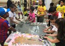 Una vintena d’infants participen amb les seves famílies en el projecte Carta de colors que fomenta la diversitat 